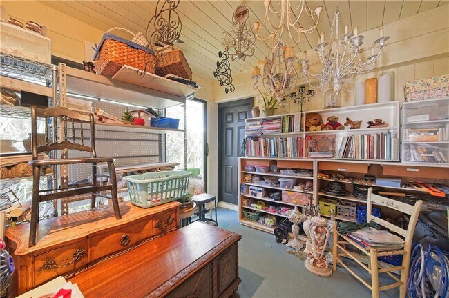 Building Photo - Annual unfurnished 2 bed /1 bath house ava...