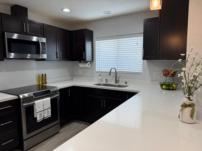 Building Photo - 1518 Thurston Ave