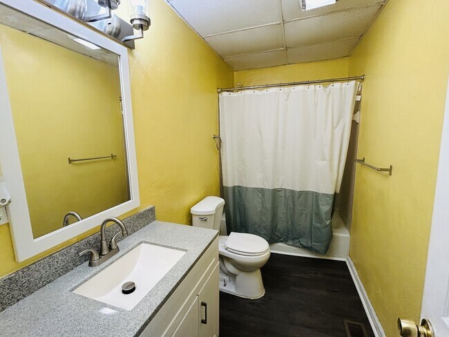 Building Photo - 242 W 28th St