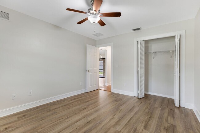 Building Photo - ** GOLDEN GATE CITY ** 3 BED + DEN / 2 BAT...