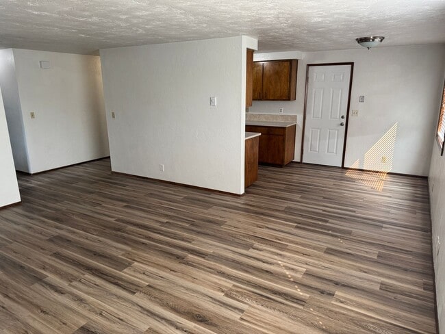 Building Photo - Updated 2 bed 1 bath duplex in Springfield!