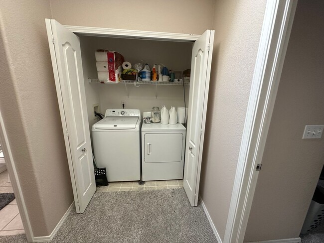 Building Photo - 2 Bed, 2 Bath in Courtyard Estates!