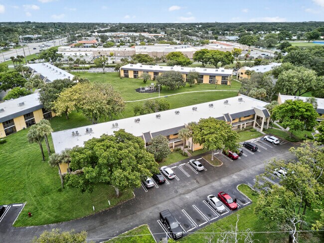 Building Photo - 913 Meadows Cir