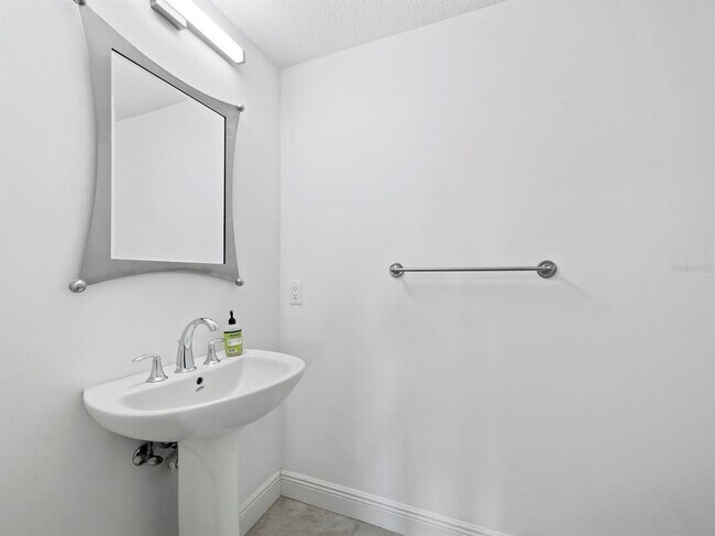 Building Photo - 800 N Tamiami Trl