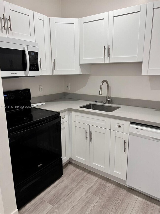 Building Photo - 852 SW 13th Ave