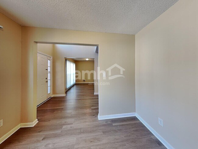 Building Photo - 285 Thornbush Ln