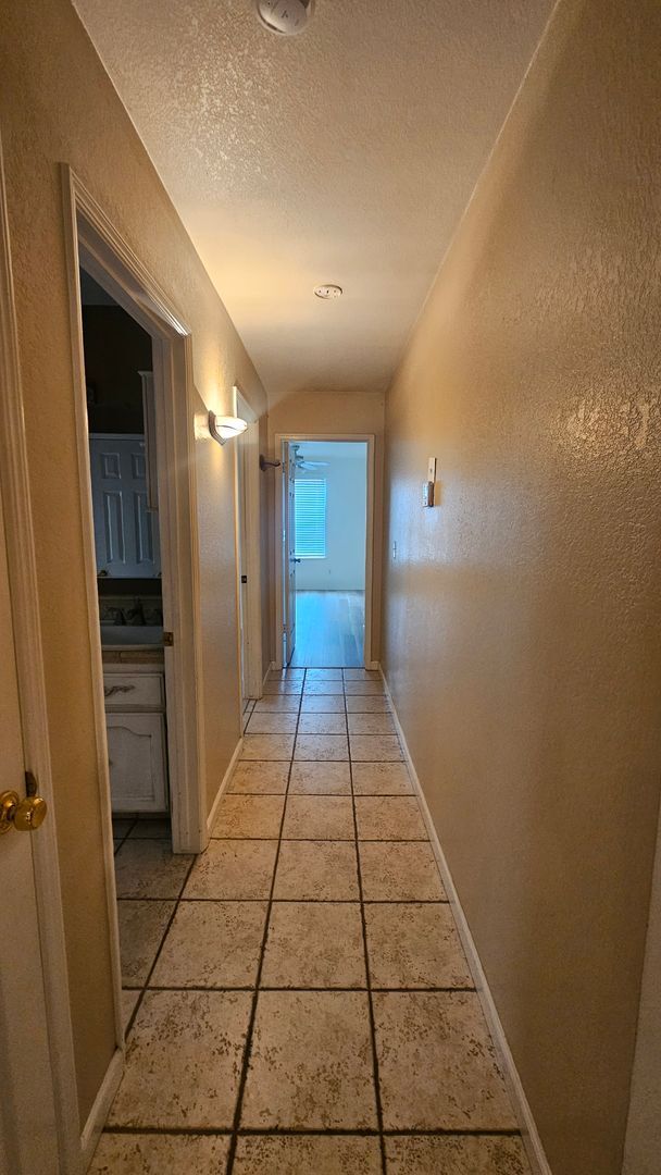 Building Photo - Great NW home with POOL & SOLAR!