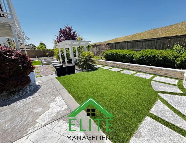 Building Photo - Scenic View Balcony and Beautiful 4-Bedroo...