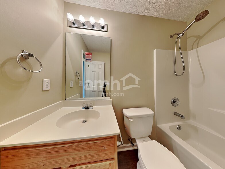 Building Photo - 213 Brenley Ln