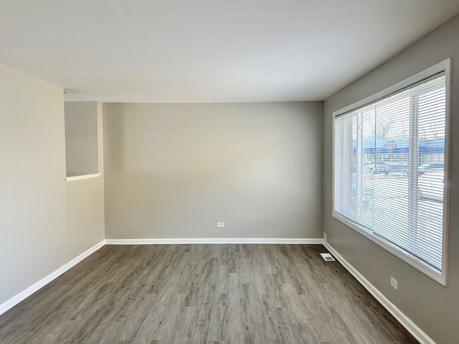 Building Photo - 1721 E Roosevelt Rd