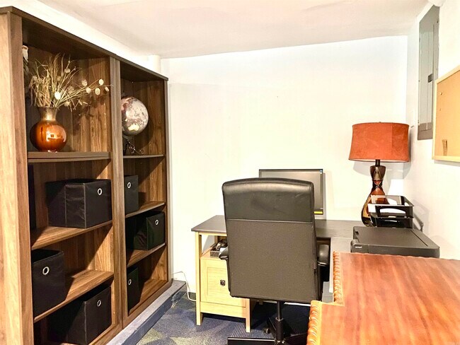 Building Photo - 1305 Stratford Ave