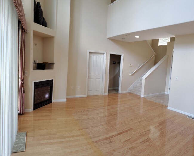 Building Photo - Wonderful 5bd / 3.5ba with 2 master suites