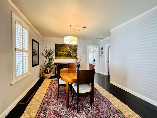 Building Photo - $0 DEPOSIT OPTION, CHARMING 3 BED 2 BATH TRADITIONAL BRICK HOME!! HUGE YARD, DETACHED GARAGE, COM...