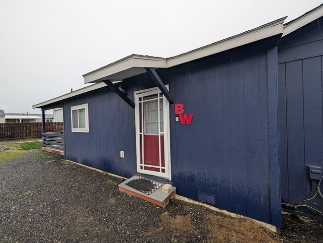 Building Photo - Lovely Furnished Apartment in the Clarkston Heights
