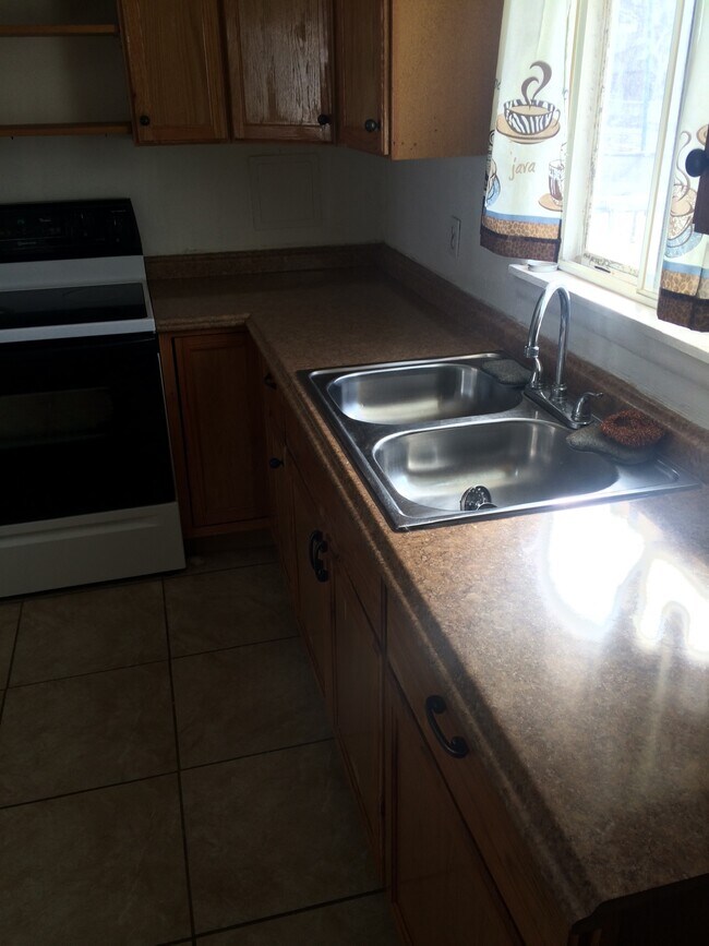 Building Photo - 140 Elm St