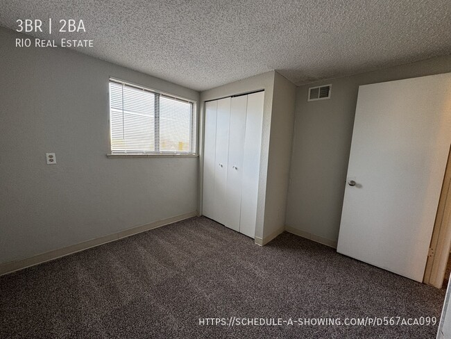 Building Photo - Spacious Split level 3 Bed/2 Bath Town hom...