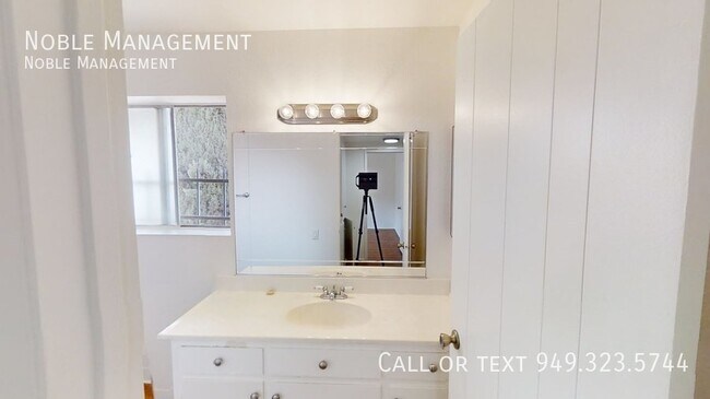 Building Photo - 2733 E Almond Ave