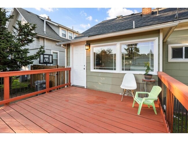 Building Photo - Classic Portland bungalow in Northeast Portland Available July 1st!