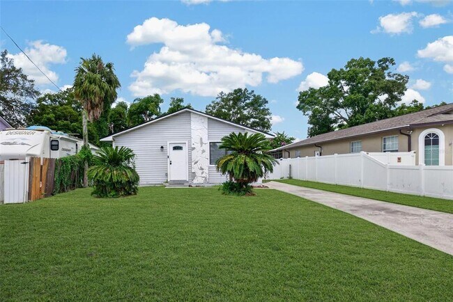 Building Photo - 8114 N Edison Ave