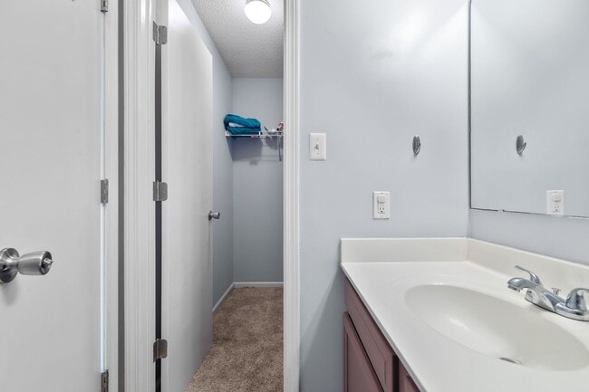 Building Photo - 3 Bedroom 2 Bathroom Home