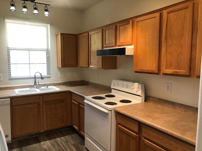 Building Photo - 3 bedroom 2.5 bath home - 2 car garage - S...