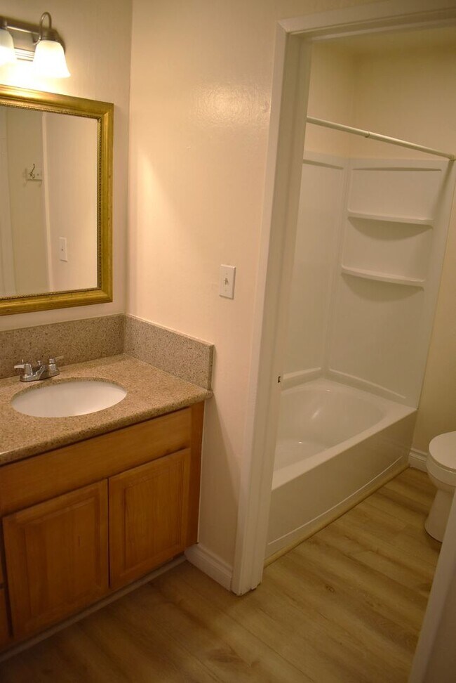 Building Photo - Nice condo unit with a community pool, cen...