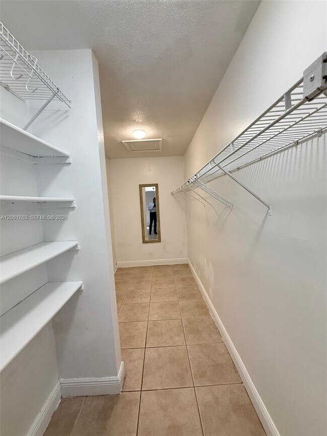 Building Photo - 10403 N Kendall Dr