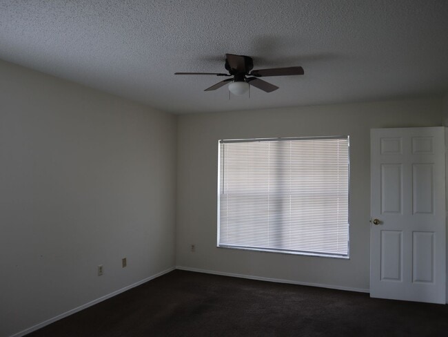 Building Photo - 3 Bedroom 2 Bath 2 Car Garage Deltona