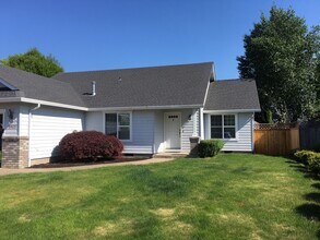 Building Photo - Beautiful 3 bedroom 2 bath home