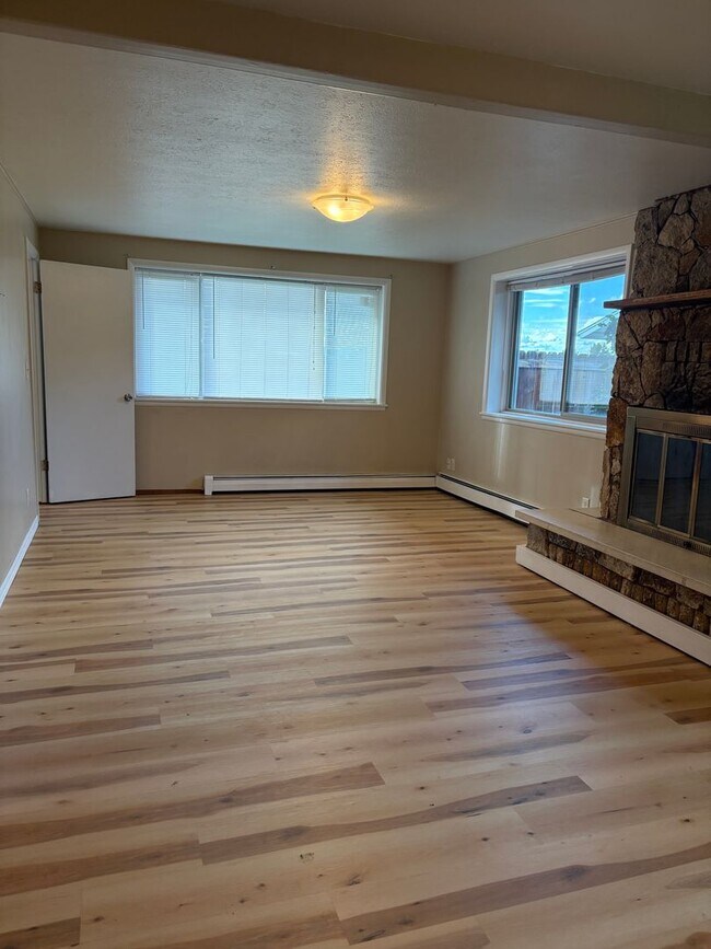 Building Photo - Stunning South Missoula Home with Views fo...