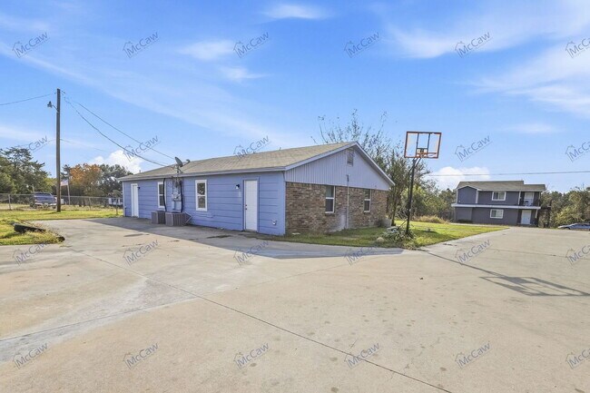 Building Photo - 217 Joyce St