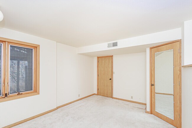 Building Photo - 1424 Bradford Dr