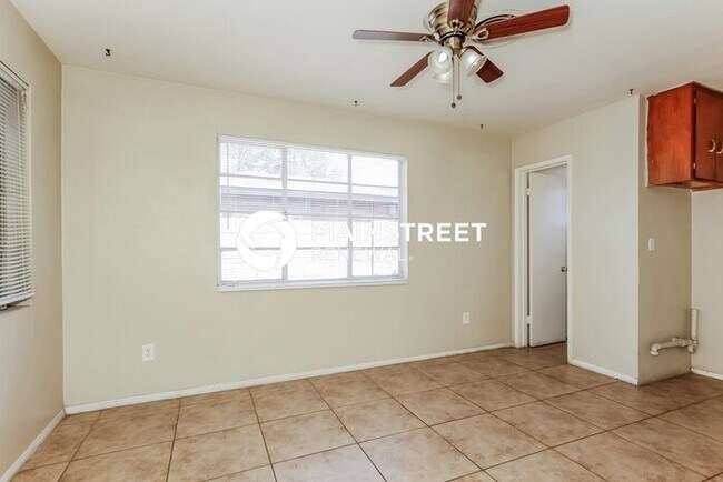 Building Photo - 3 Bedroom Pet-Friendly Home in Glendale, A...