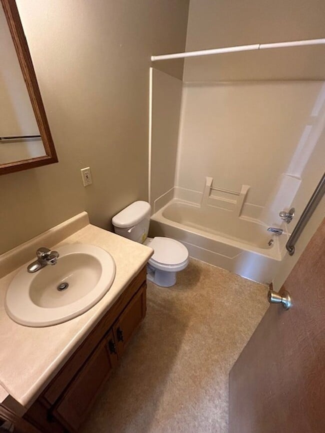 Building Photo - New Listing in Albion, Indiana!