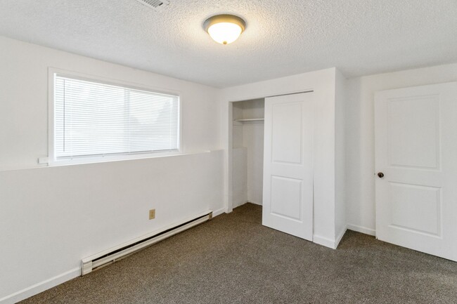 Building Photo - 1631 E Rowan Ave