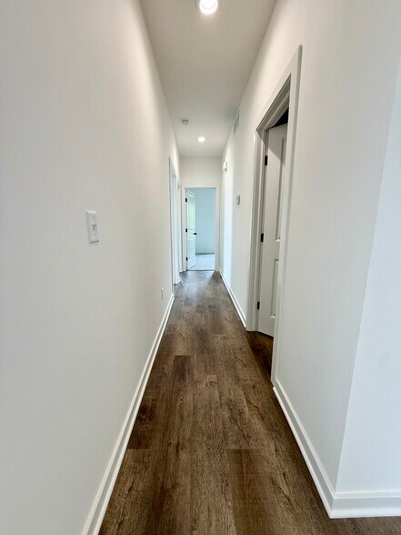 Building Photo - 5270 Pinecrest Ct N