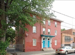 Building Photo - 40 Lawrence St