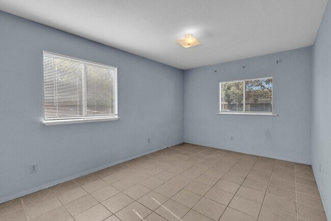 Building Photo - 5 bedrooms. Remodeled.Get ½ Off Your First Month’s Rent! Sign a lease and move in within 30 days—...