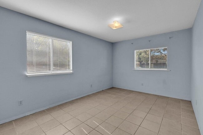 Building Photo - Limited-Time Offer: Get ½ Off Your First Month’s Rent! Sign a lease and move in within 30 days—mu...