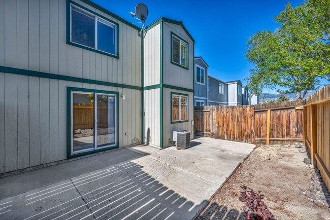 Building Photo - Updated Three Bedroom Townhome