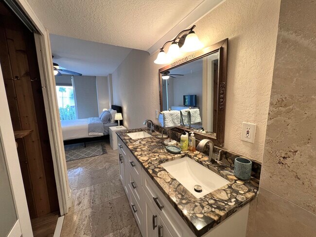 Building Photo - 3580 S Ocean Blvd