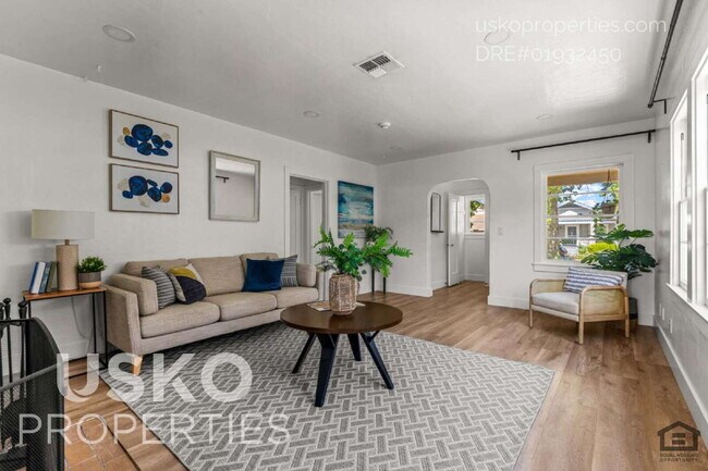 Building Photo - "Charming 4-Bed Retreat in the Heart of Sa...