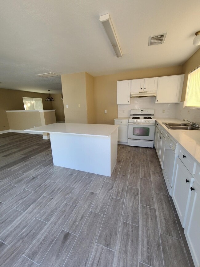 Building Photo - 15835 W Park Ct