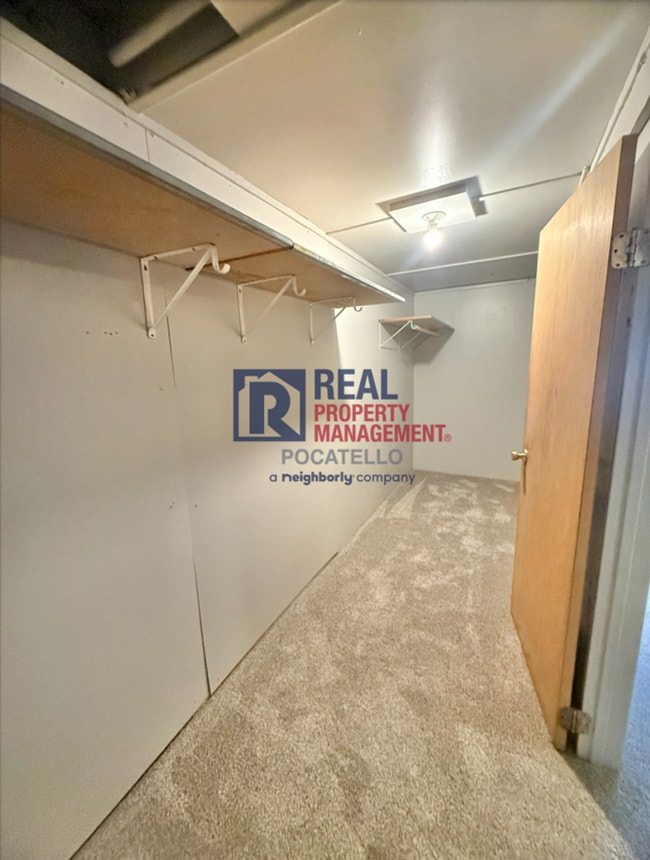 Building Photo - 3 Bedroom 1 Bath Apartment - newly remodeled