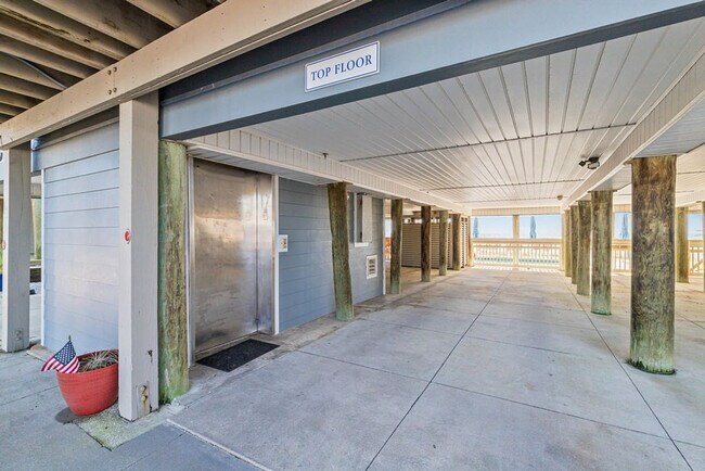 Building Photo - 8515 Surf Dr