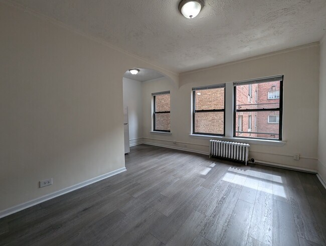 Building Photo - 5417 N Kenmore Ave
