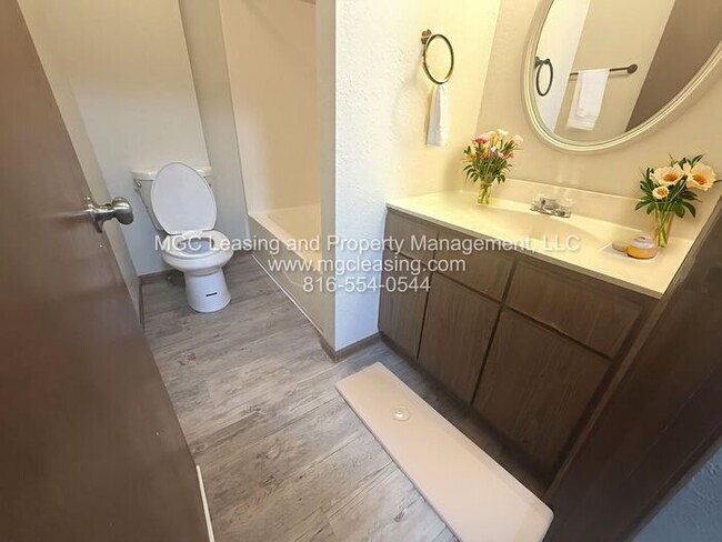 Building Photo - Millwood Townhomes Special - $1,000 Rent Credit - Apply Now!