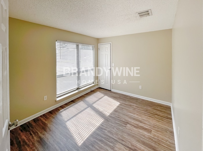 Building Photo - 616 Pembridge Dr W
