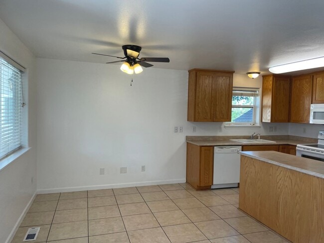 Building Photo - Nice 3 Bedroom 2 Bathroom Downstairs Apart...