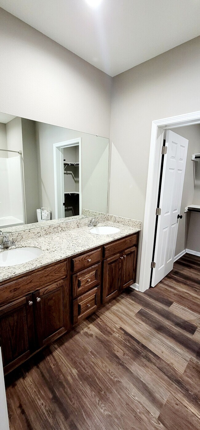 Building Photo - 145 Canterberry St